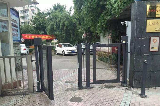 Balancee los torniquetes automáticos DC24V 4.5A de la aleta de la puerta de la barrera para la entrada de encargo del punto de control